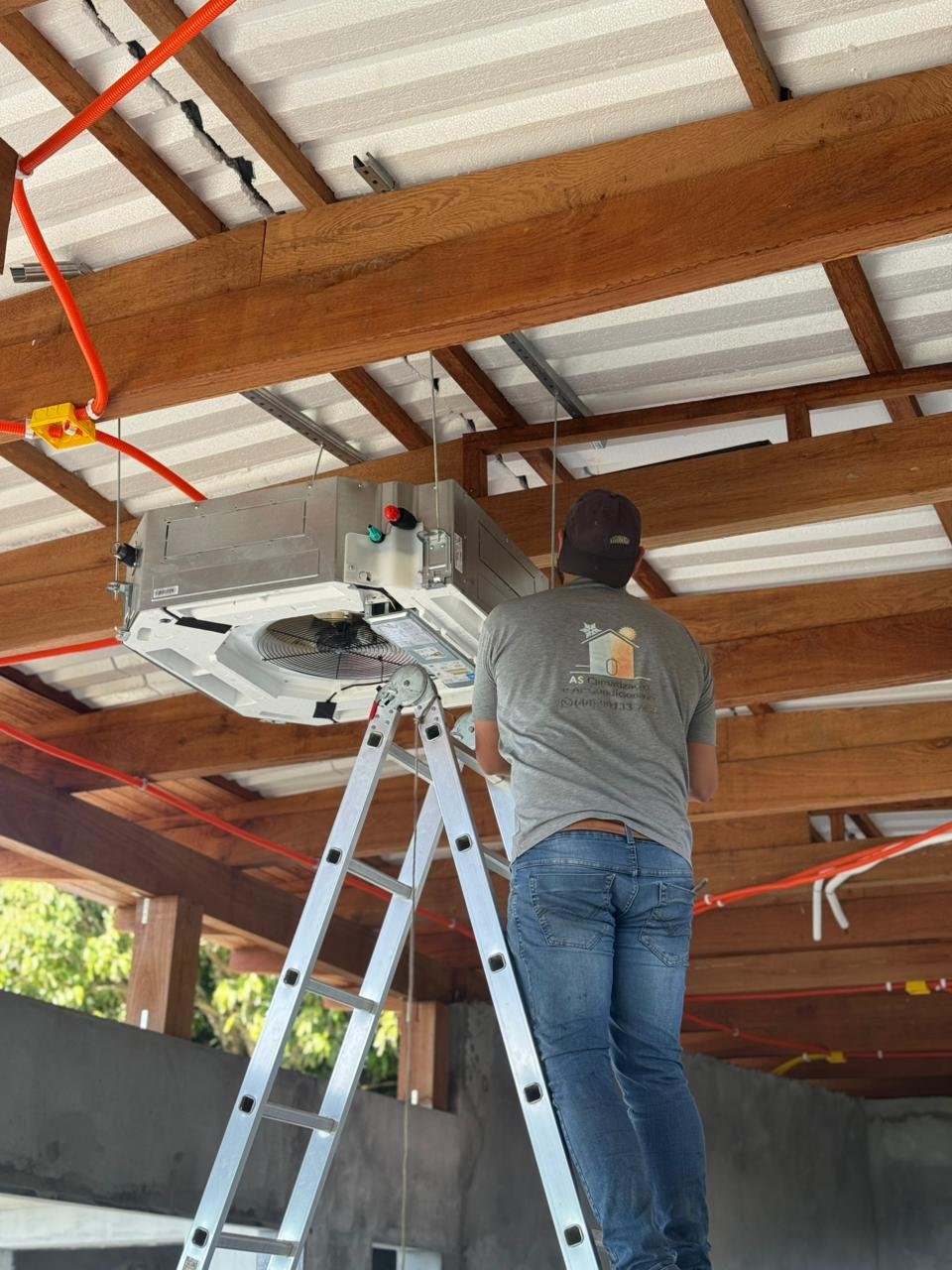 Instalação de ar condicionado cassete no teto em ambiente comercial em Biguaçu