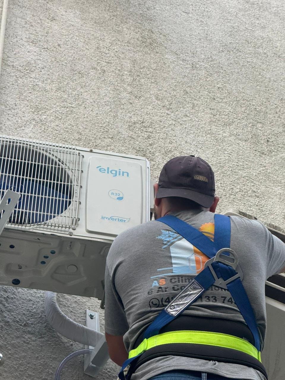 Instalação de condensadora Elgin Inverter R32 em prédio em Biguaçu